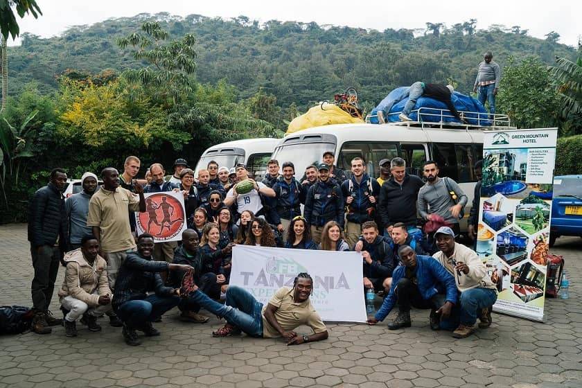 Groupe d'hommes et femme en montagne