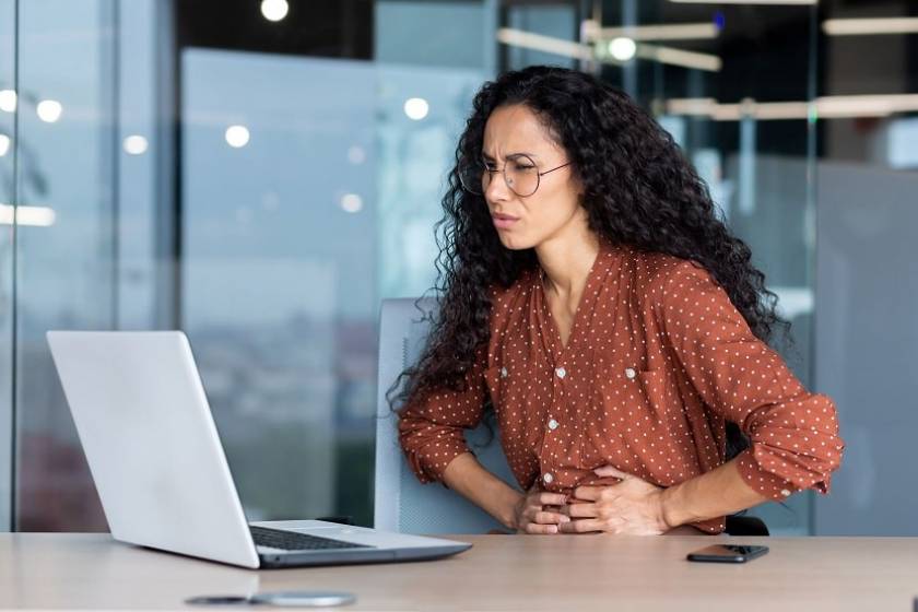 Une femme souffre d'endométriose au travail