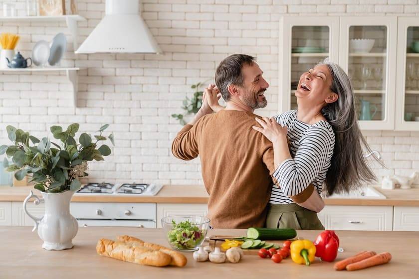 Un homme et une femme dans une cuisine