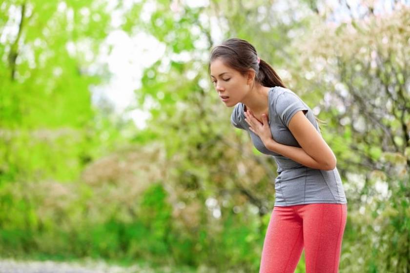 Une adolescente en pleine nature a des problèmes respiratoires