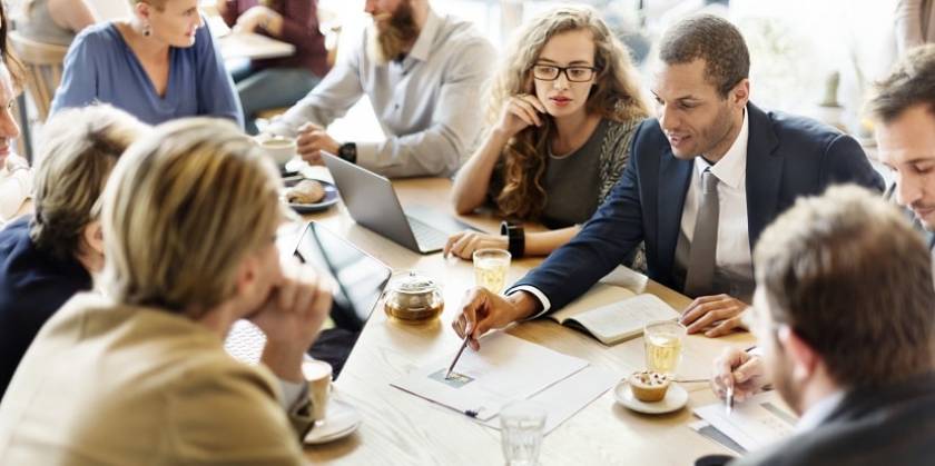 Réunion entre collaborateurs dans un bureau 