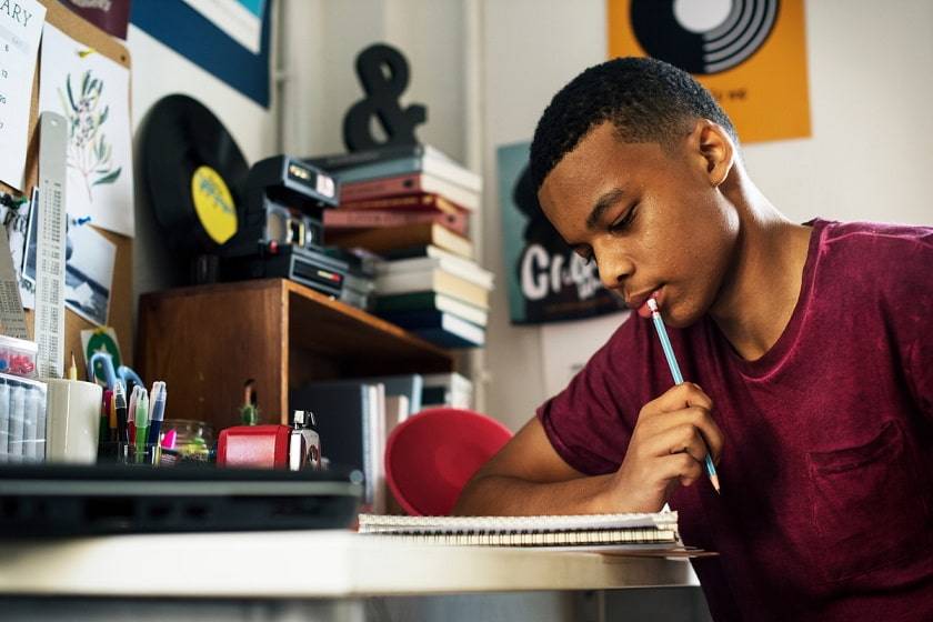 Etudiant qui travaille à un bureau