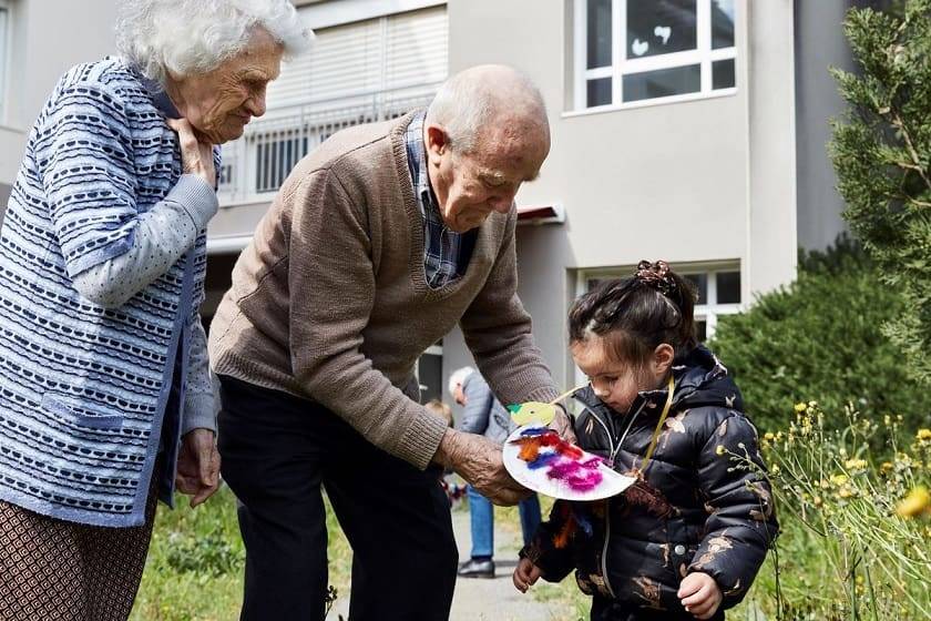 Personnes âgées avec une petite fille