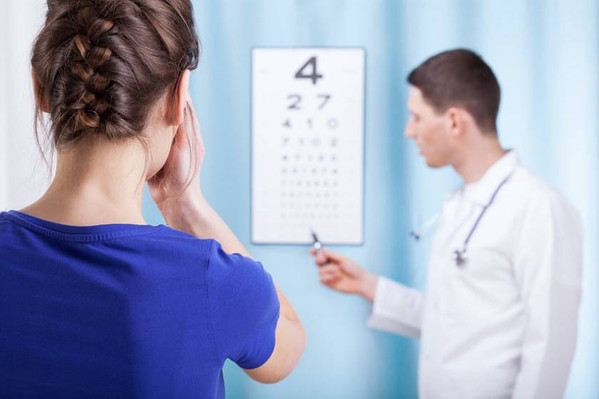 Une patiente teste sa vue chez l'opticien