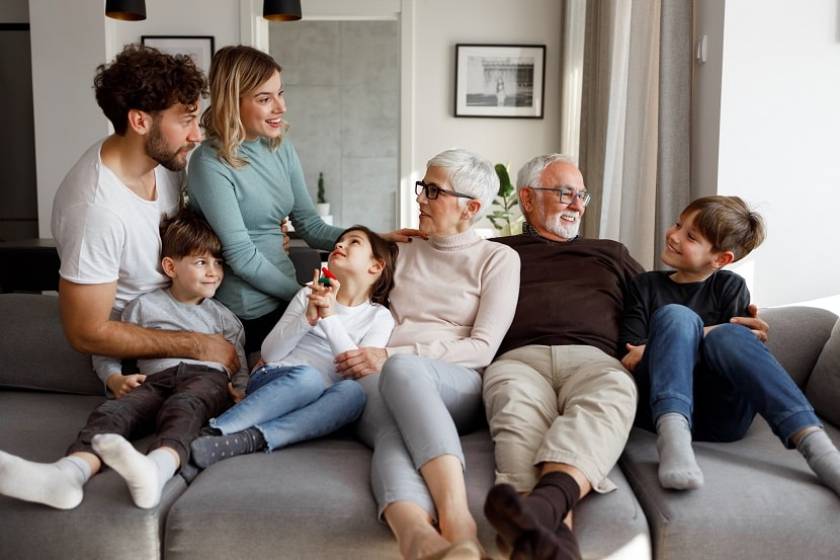 Une famille discute dans le salon sur un canapé