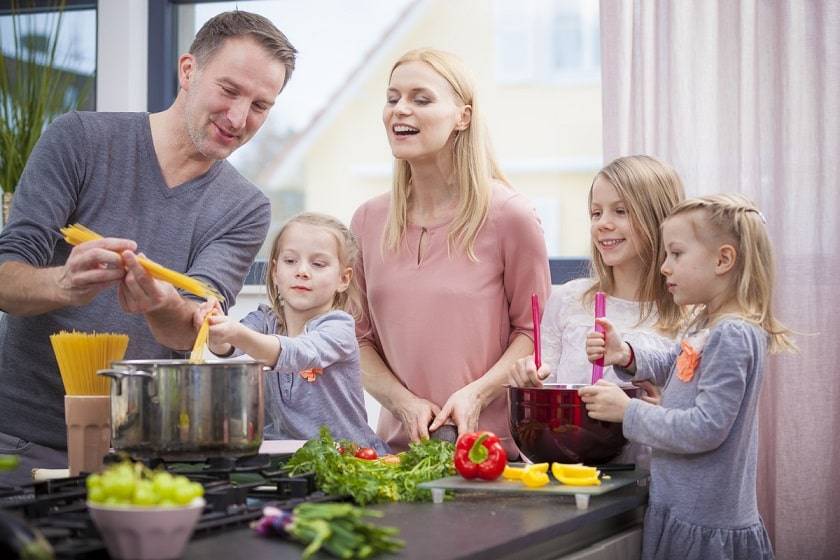 Famille dans une cuisine préparant un repas