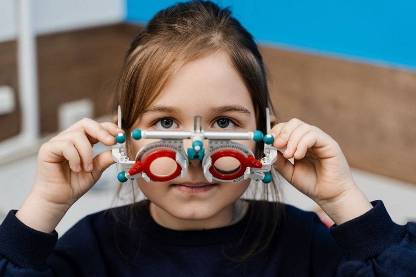 Petite fille testant sa vue grâce à des lunettes