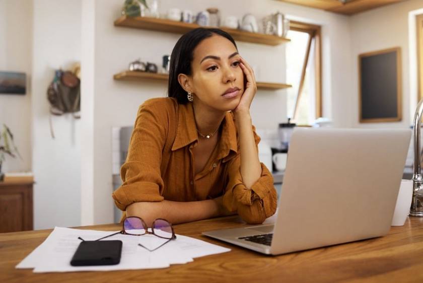 Une femme devant son poste de travail s'ennuie