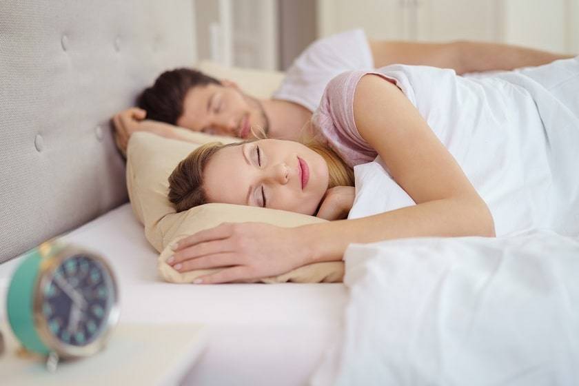 Couple dormant dans un lit