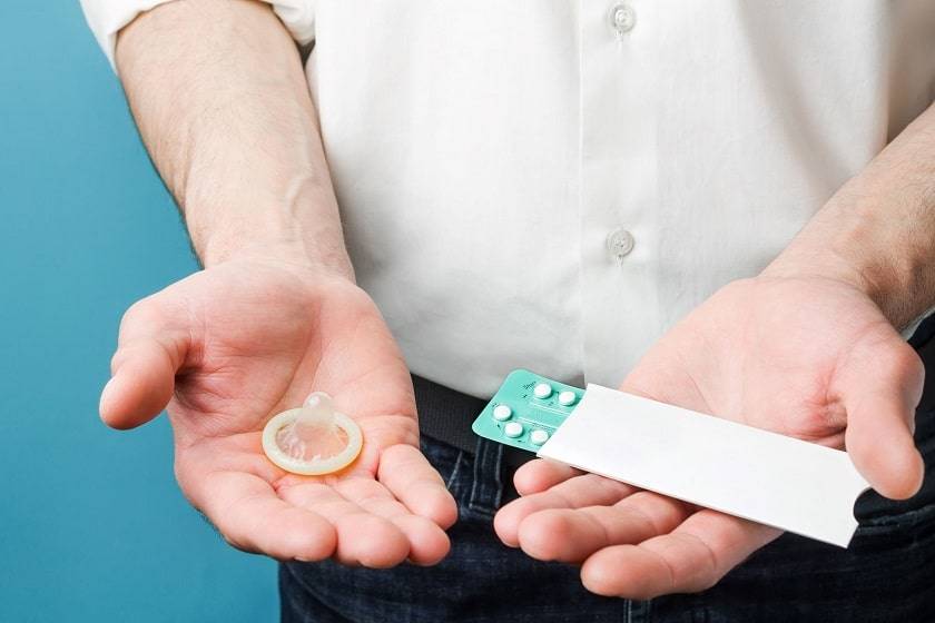 Mains tenant des contraceptions masculines