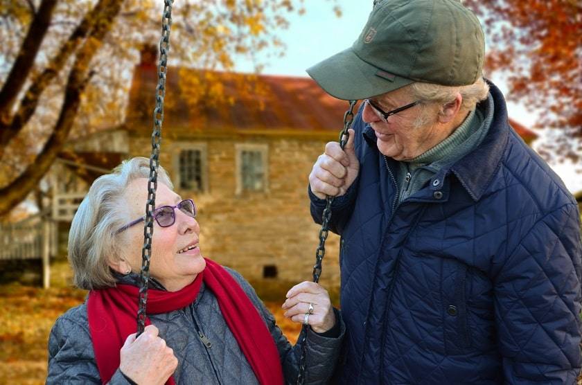 Personnes âgées sur une balançoire 