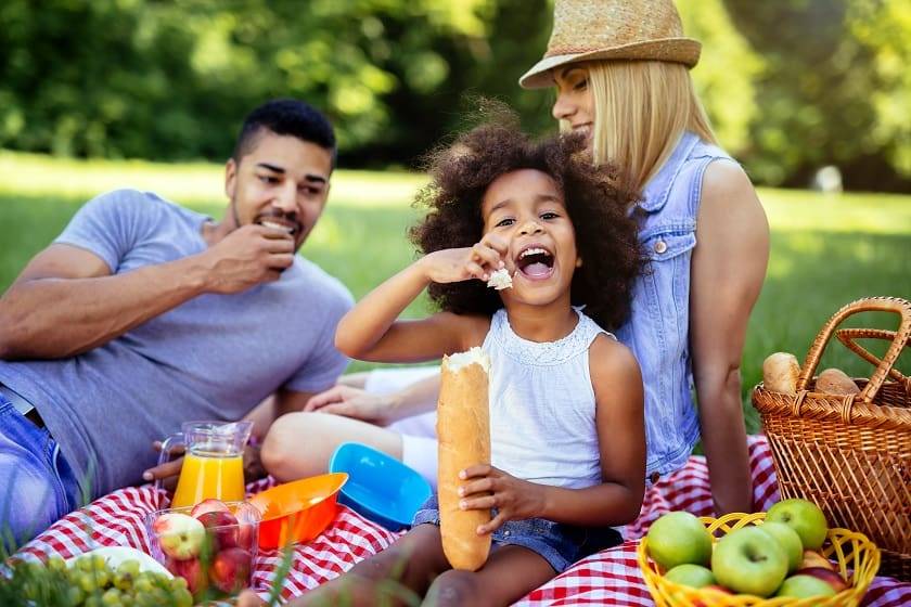 Famille mangeant un pique-nique