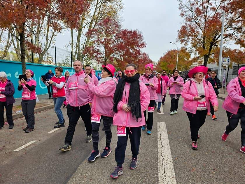 Groupe de personnes avec des habits roses pour le marathon du beaujolais