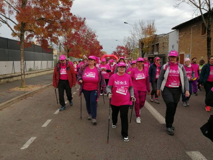 Groupe de personnes avec des habits roses pour le marathon du beaujolais