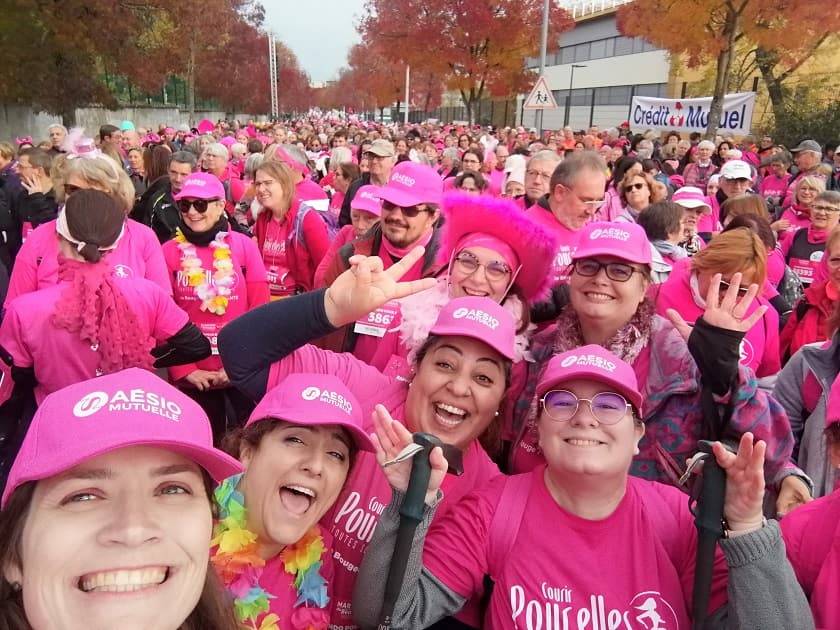 Groupe de personnes souriantes avec des habits roses pour le marathon du beaujolais