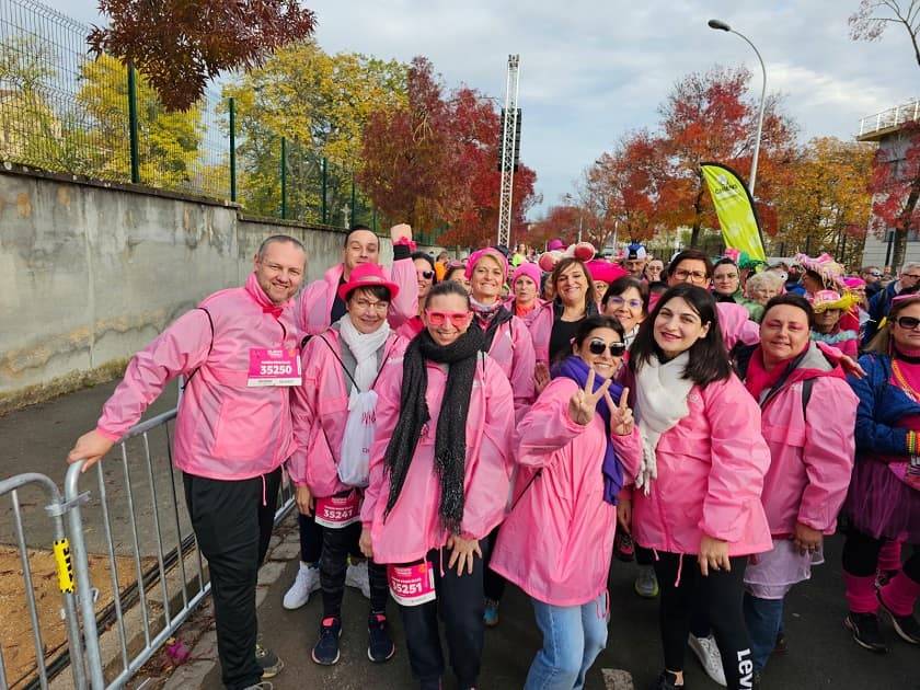 Groupe de personnes avec des habits roses pour le marathon du beaujolais