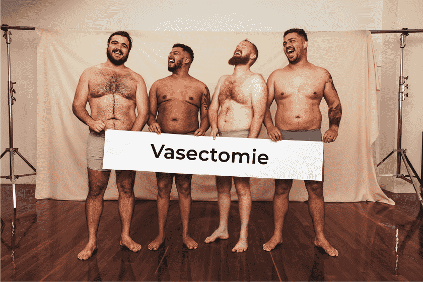 Hommes avec une affiche "La Vasectomie"