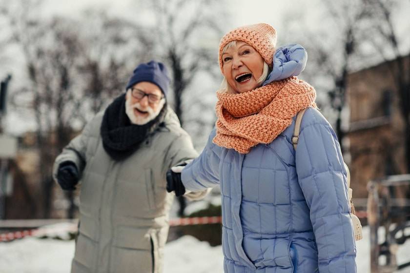 Personnes âgées avec des manteaux et bonnets d'hiver