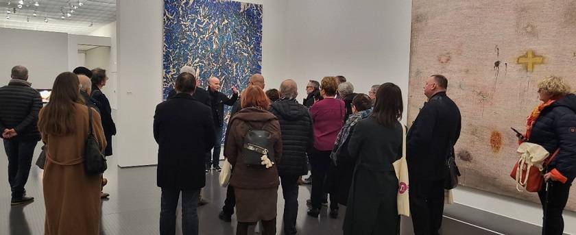 Personnes visitant l'exposition au Centre Pompidou Metz