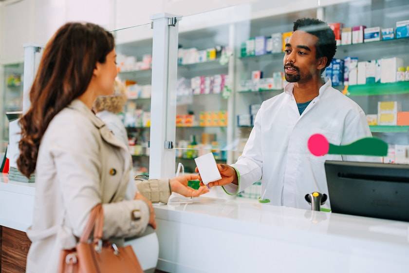 Pharmacien et une femme 