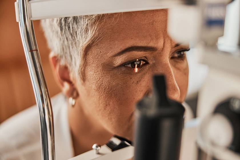 Femme qui fait un examen des yeux