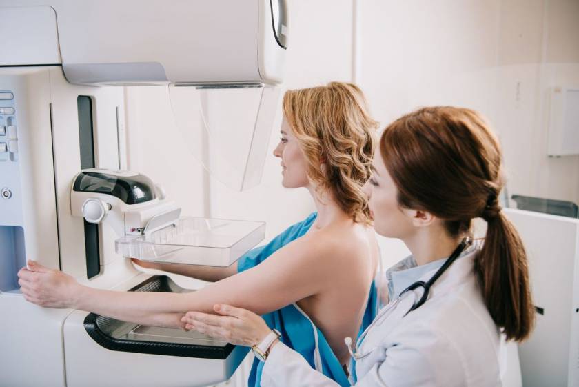 Femme effectuant une mammographie 