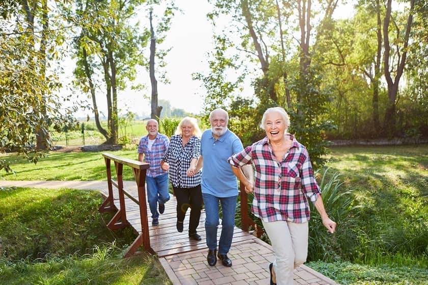 Personnes âgées dans un parc