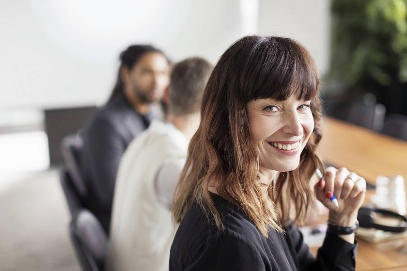 Femme souriante dans un bureau