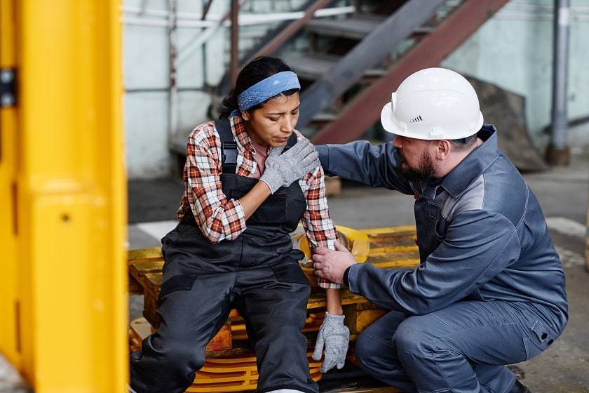 Femme blessée au travail