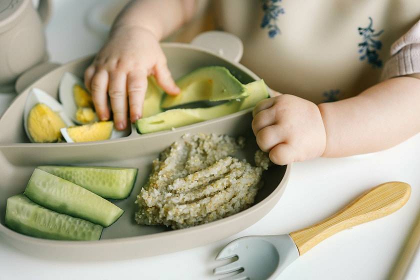 Enfant qui mange des légumes