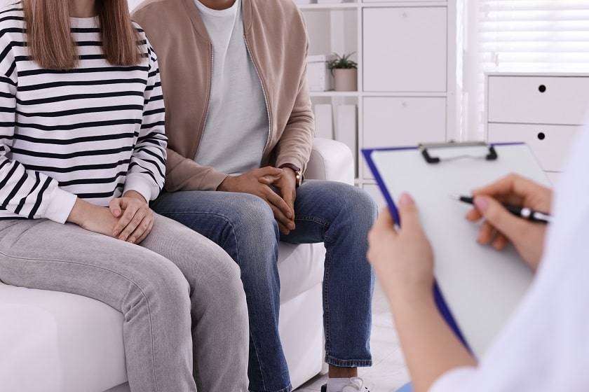 Un homme et une femme chez le médecin