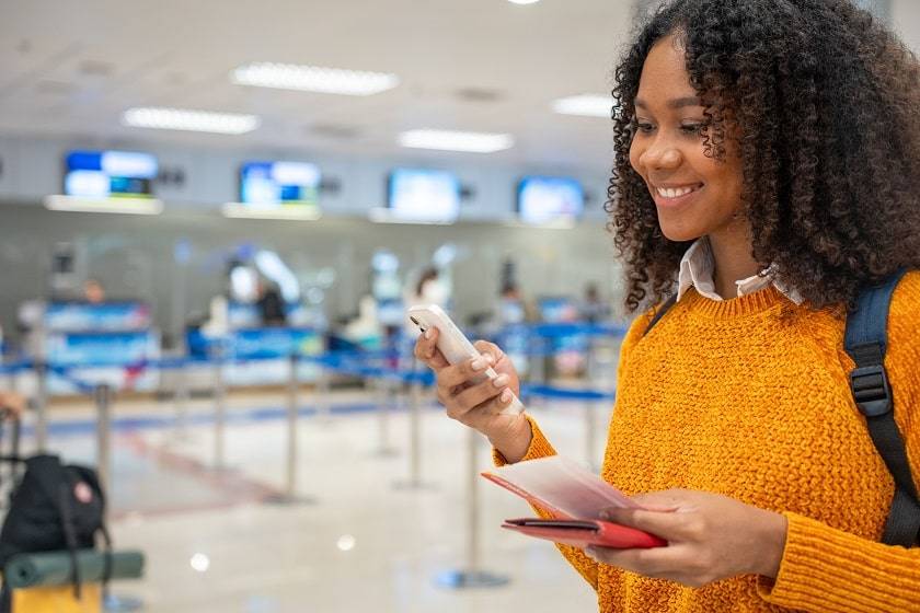 Femme dans un aéroport 