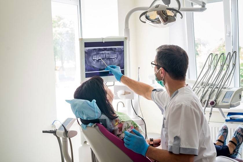 Dentiste dans son cabinet