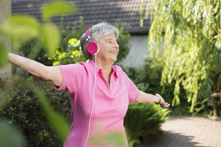 Personne âgée portant un casque de musique 