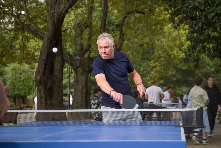 Homme jouant au pig pong