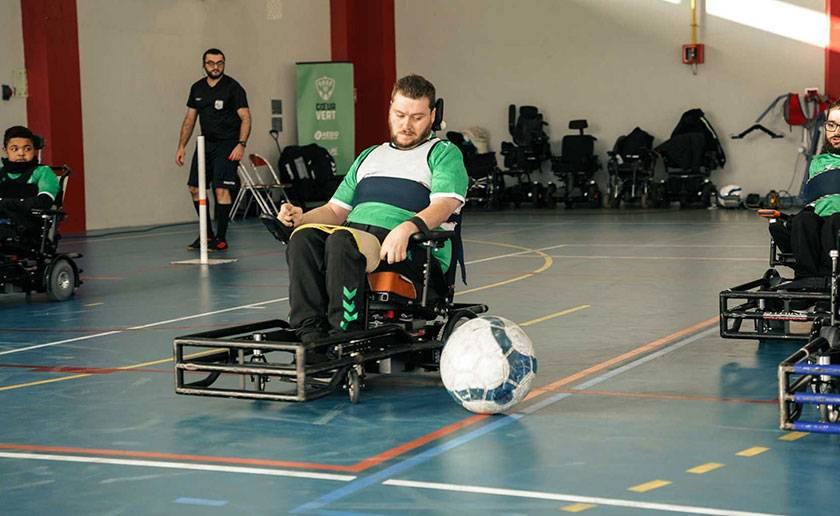 homme en fauteuil asse foot