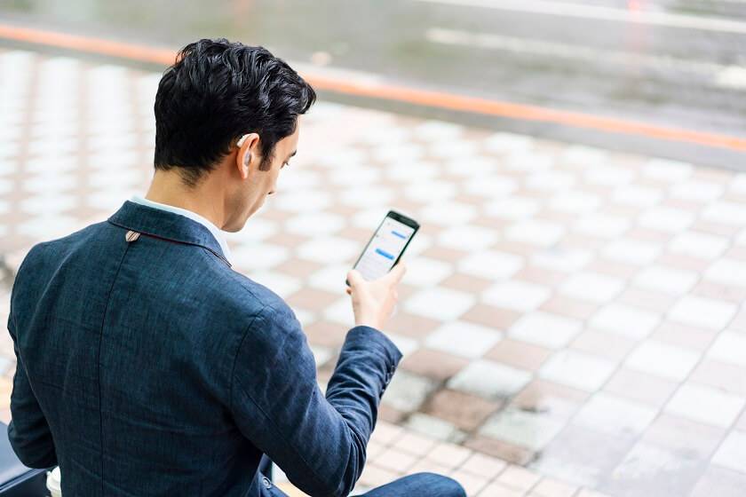 Un homme tant son téléphone dans sa main droite