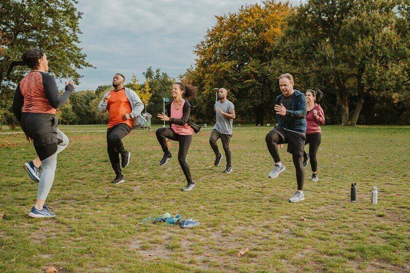 Groupe qui fait du sport en extérieur