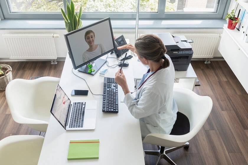 Docteur devant son ordinateur 