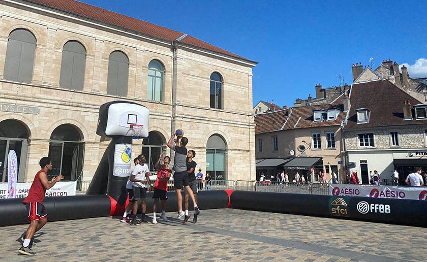 Jeunes jouant au basket