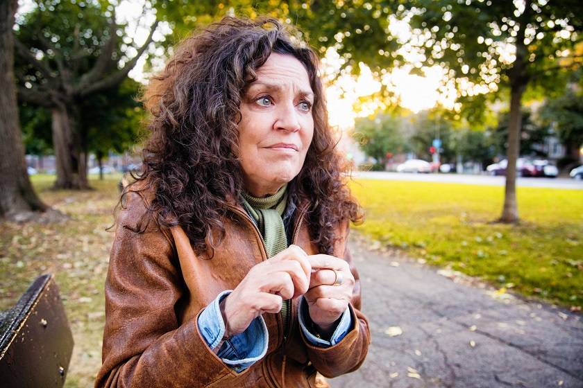 Femme stressée assise sur un banc