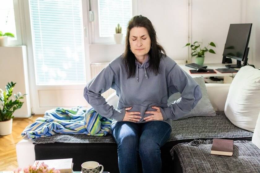 Femme qui se tord de douleur