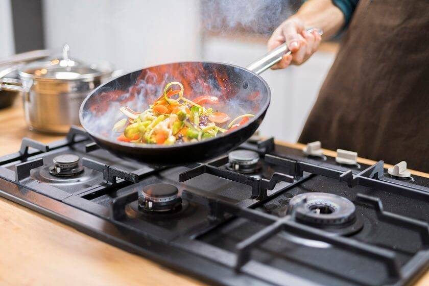 Personne en train de cuisiner dans sa cuisine