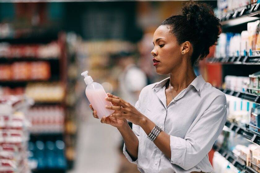 Femme dans un rayon de magasin