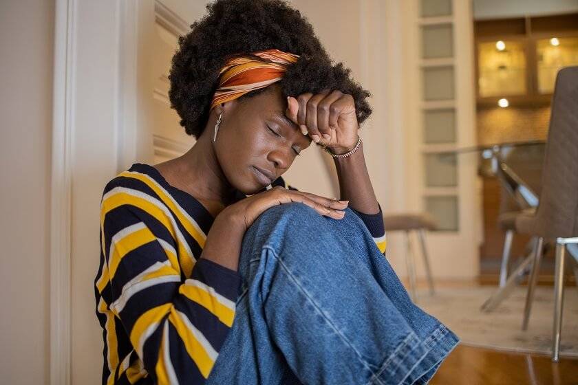 Femme se tenant la tête
