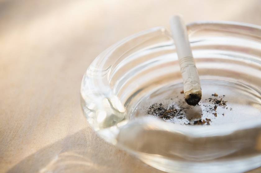 Cigarette dans un cendrier