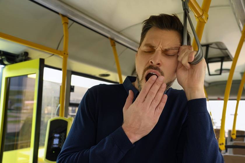 Homme qui baille dans le bus