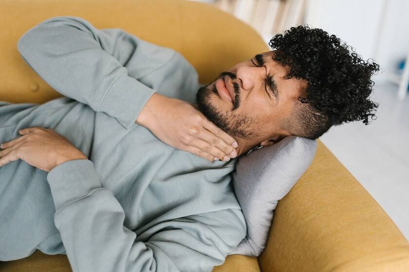 Un homme allongé sur son canapé