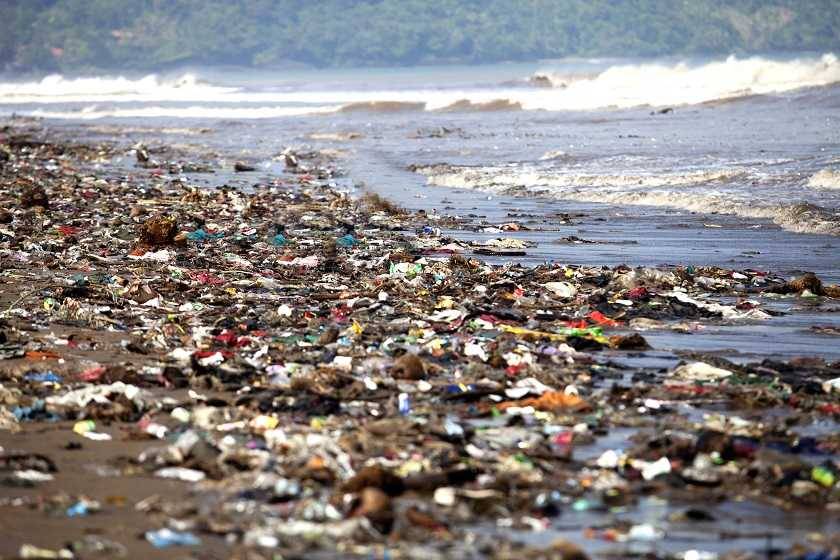 Déchets plastiques sur une plage