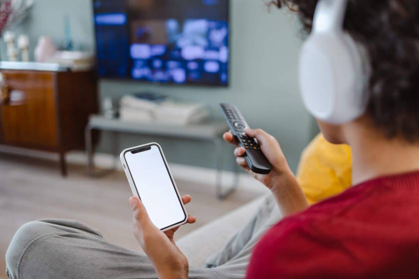 Jeune femme utilisant des appareils électroniques 